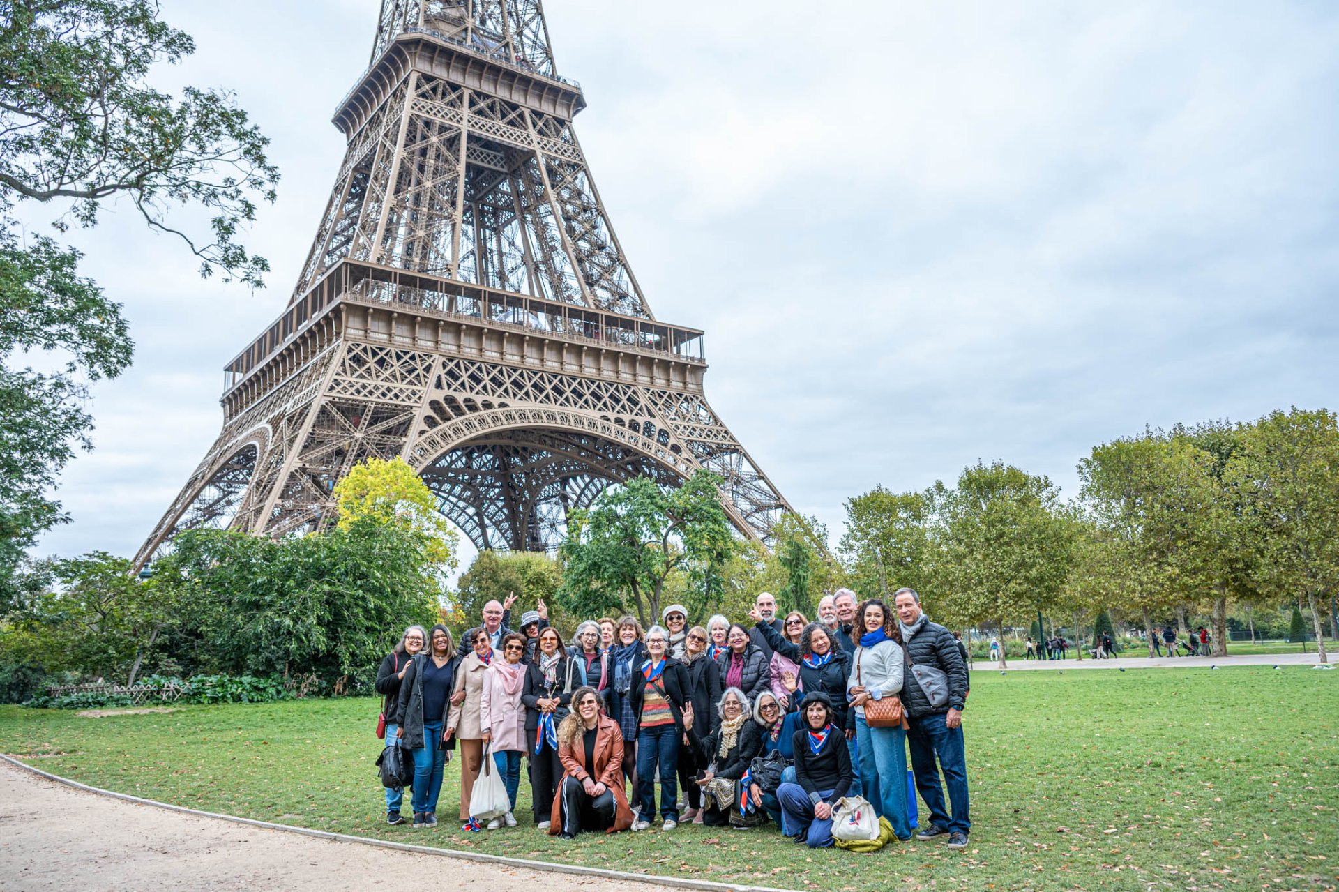 Grupo Expansão em frente à Torre Eiffel
